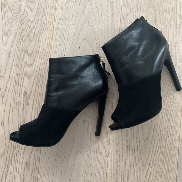 Nine West 5.5 black peep-toe booties. Leather and Suade - Picture 7 of 7